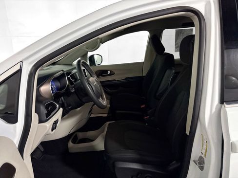 Used 2022 Chrysler Voyager LX FWD image 11