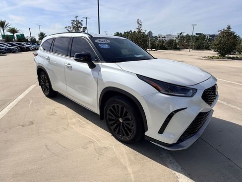 Used 2024 Toyota Highlander LE image 4