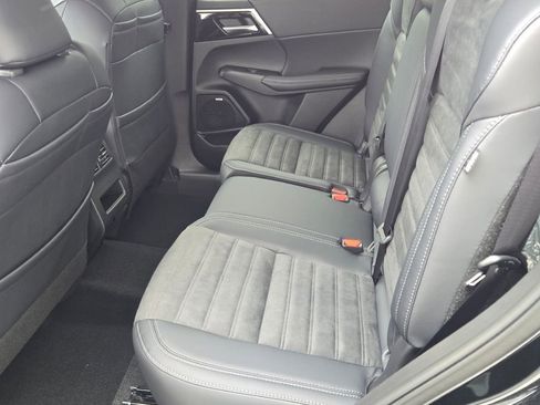 New 2025 Mitsubishi Outlander SE image 12