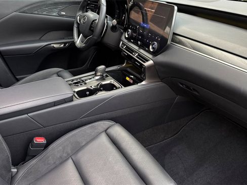 Used 2025 Lexus RX 450h AWD w/ Luxury Package image 18