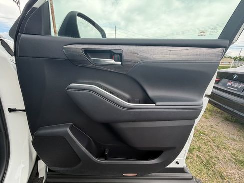 Used 2020 Toyota Highlander Platinum image 19