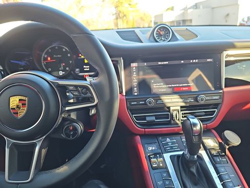 Used 2021 Porsche Macan Turbo image 20