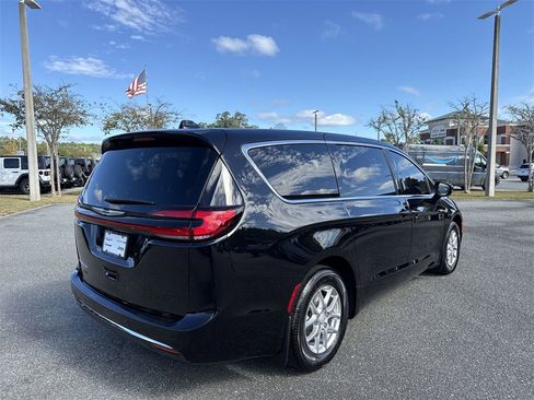 New 2026 Chrysler Pacifica Select image 3