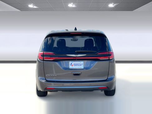 Used 2023 Chrysler Pacifica Touring-L image 10