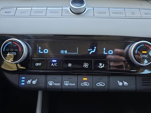 Used 2025 Hyundai Elantra Limited image 17