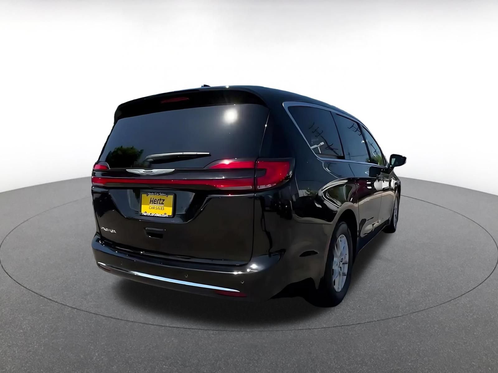 Used 2024 Chrysler Pacifica Touring-L FWD image 14