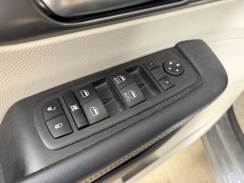 Used 2023 Chrysler Pacifica Touring-L AWD/4WD image 19
