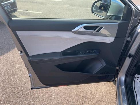 New 2025 Volkswagen Taos SEL image 9