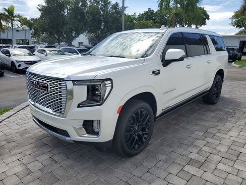 Used 2023 GMC Yukon XL Denali w/ Denali Reserve Package AWD/4WD image 3