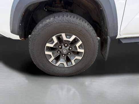 Used 2017 Toyota Tacoma TRD Off-Road w/ Premium & Technology Package AWD/4WD image 21