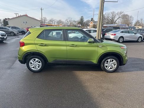 Used 2022 Hyundai Venue SE image 2