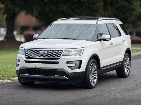Used 2017 Ford Explorer Platinum image 2