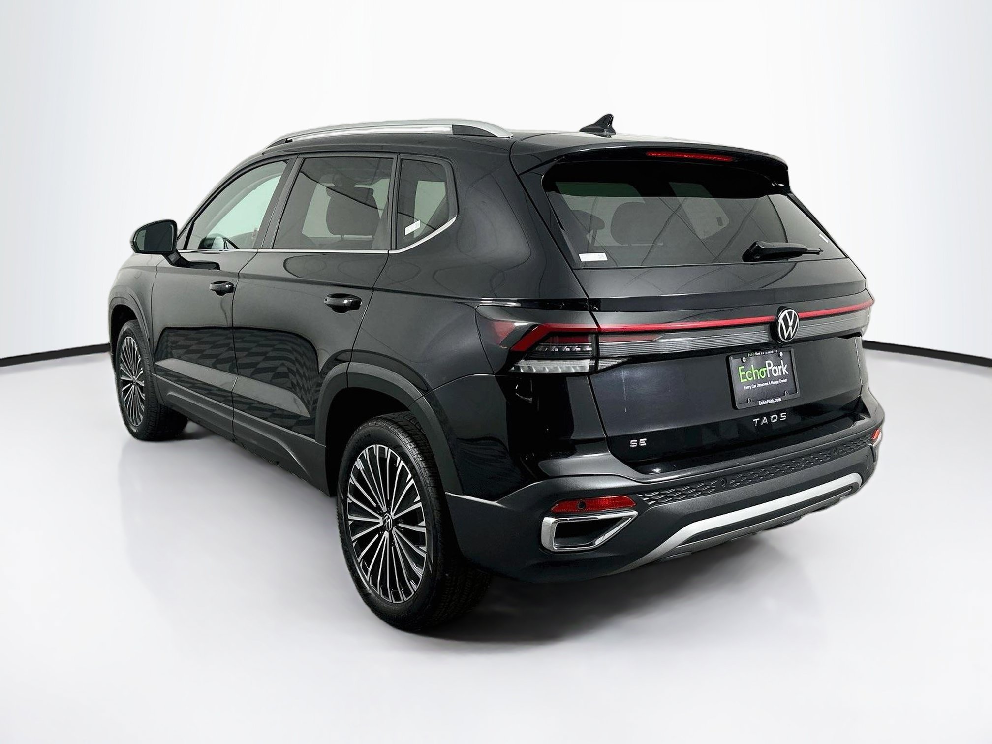 Used 2025 Volkswagen Taos SE FWD image 5