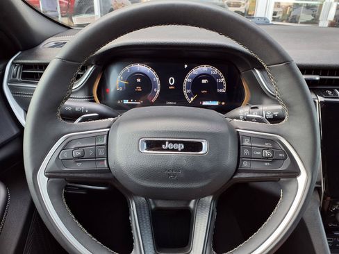 Used 2025 Jeep Grand Cherokee L Altitude AWD/4WD image 13