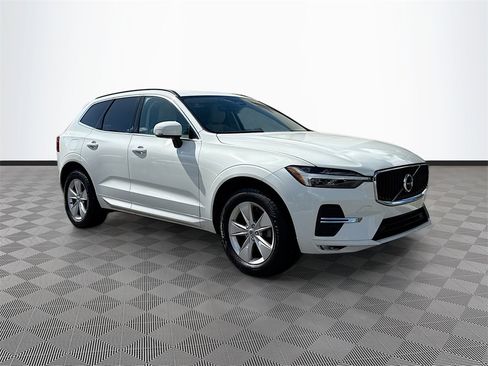 Used 2022 Volvo XC60 B5 Momentum image 4