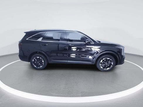 Used 2025 Kia Sorento S image 9