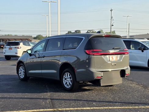 Used 2025 Chrysler Pacifica Select FWD image 13