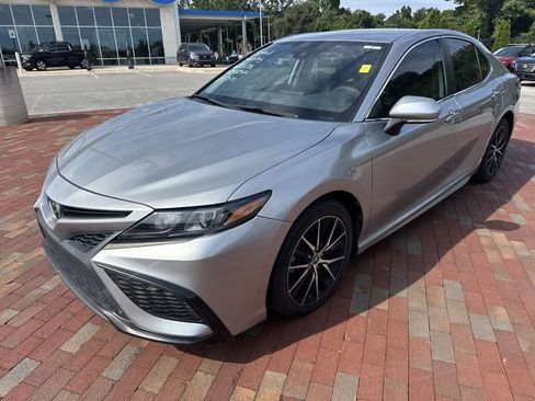 Used 2022 Toyota Camry SE FWD image 1