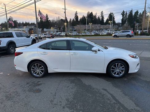 Used 2017 Lexus ES 300h w/ Luxury Package image 9