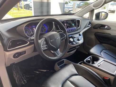Used 2023 Chrysler Pacifica Touring-L image 14