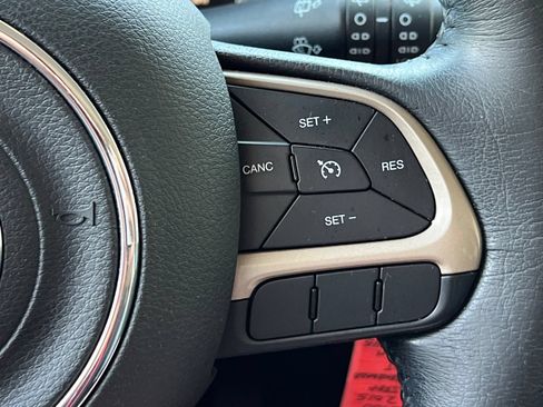 Used 2015 Jeep Renegade Latitude FWD image 29