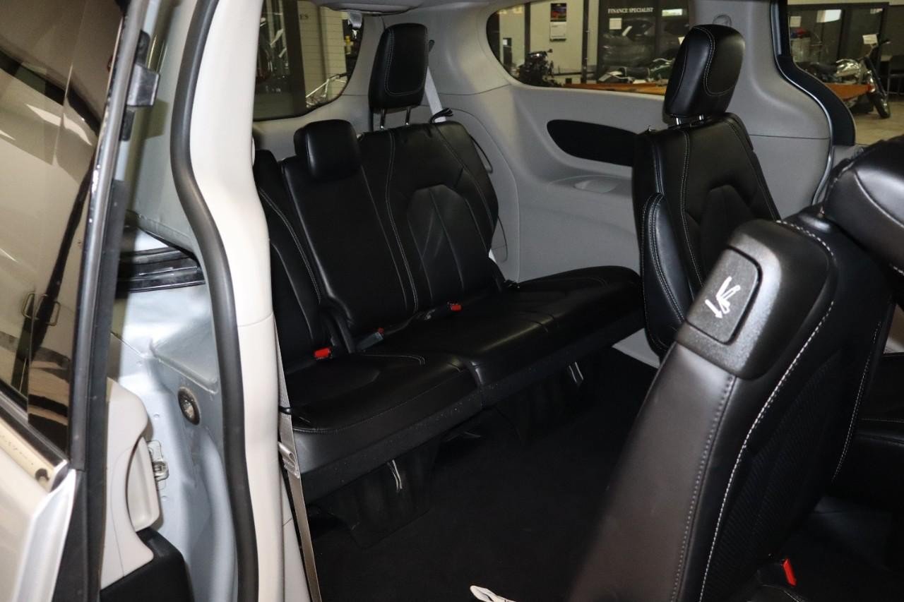 Used 2024 Chrysler Pacifica Touring-L FWD image 25
