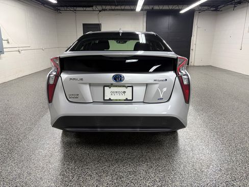 Used 2018 Toyota Prius Two image 3