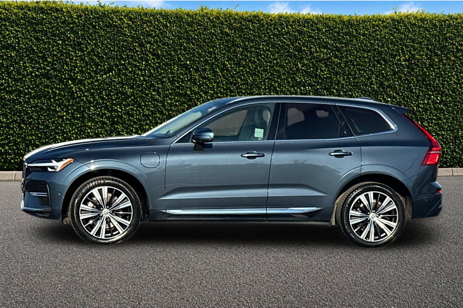 Used 2022 Volvo XC60 T8 Inscription w/ Advanced Package AWD/4WD image 7