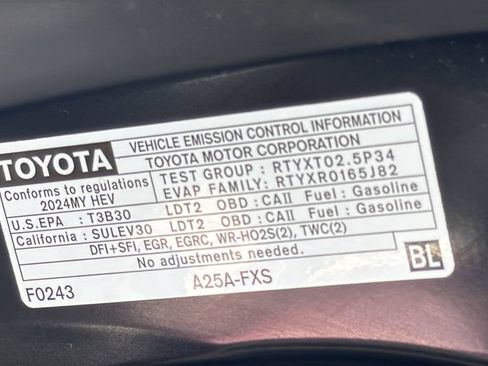 Used 2024 Toyota Highlander XLE AWD/4WD image 37