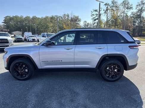 Used 2025 Jeep Grand Cherokee Altitude image 6