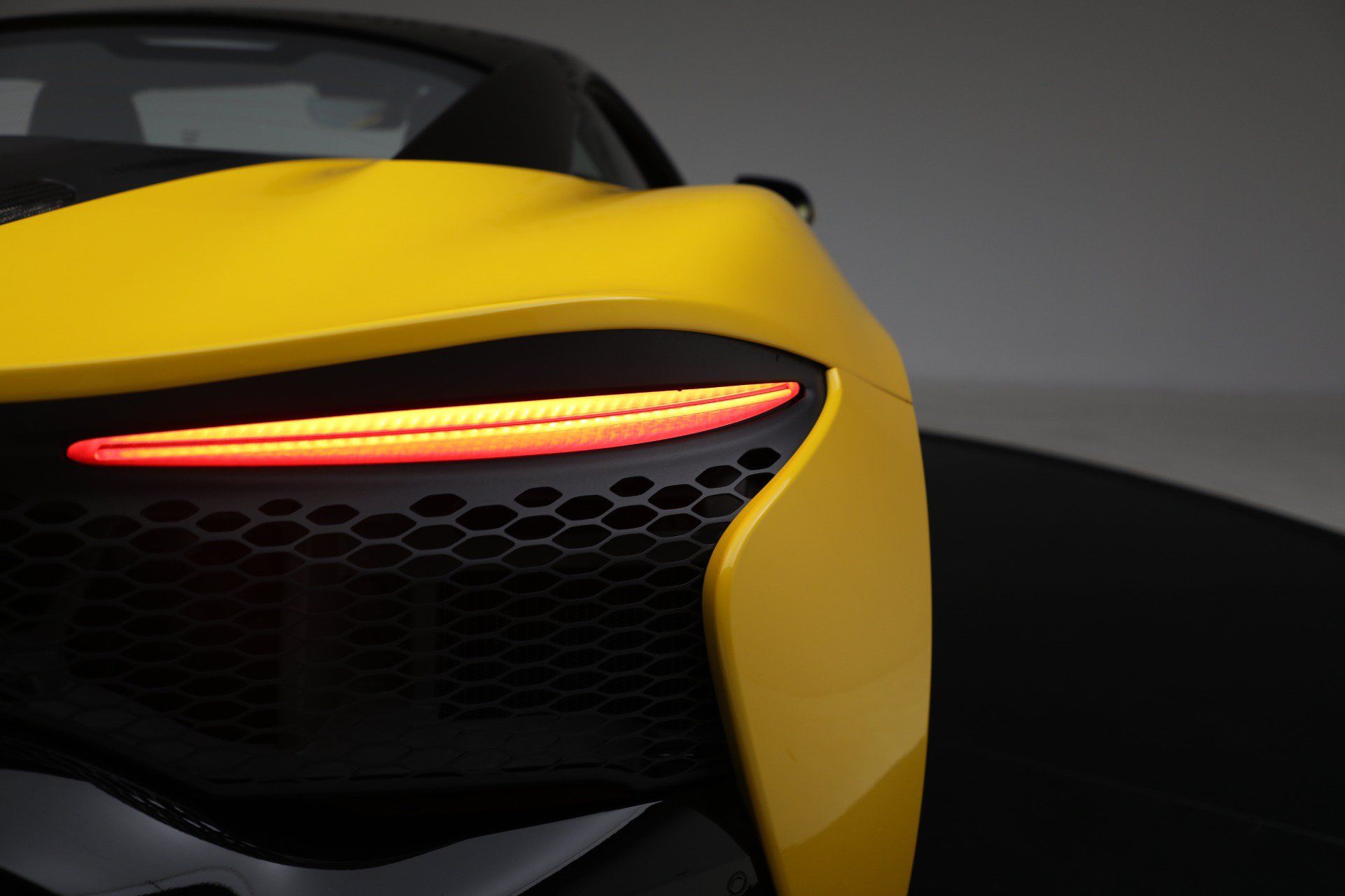 Used 2024 McLaren Artura RWD image 36