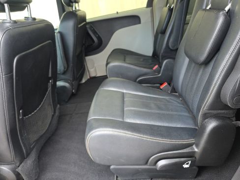 Used 2014 Chrysler Town & Country Touring-L w/ Driver Convenience Group FWD image 19