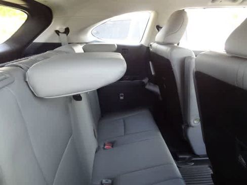 Used 2023 Toyota Highlander XLE FWD image 14