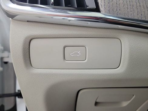 Used 2025 Volvo S90 B6 Plus image 33