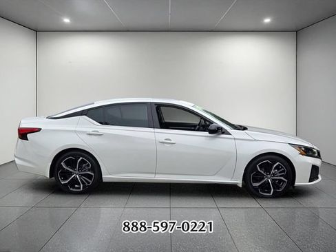 Used 2023 Nissan Altima 2.5 SR w/ SR Premium Package FWD image 6