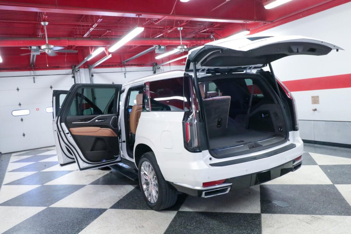 Used 2023 Cadillac Escalade Premium Luxury w/ Performance Package RWD image 31