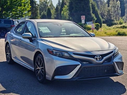 Used 2022 Toyota Camry SE FWD image 1