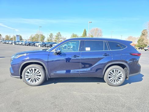 New 2026 Toyota Highlander Platinum image 2