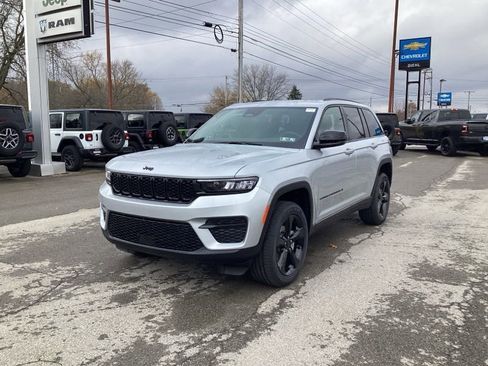 New 2025 Jeep Grand Cherokee Altitude image 3