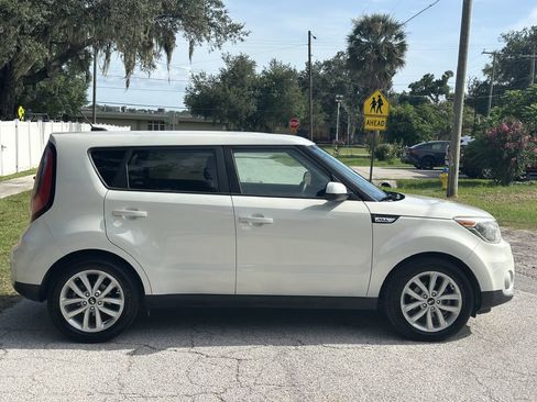 Used 2018 Kia Soul + FWD image 5