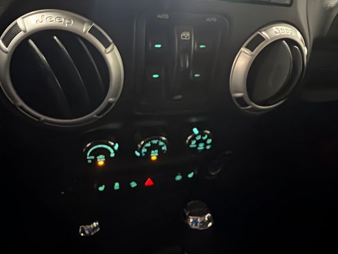 Used 2014 Jeep Wrangler Unlimited Sahara w/ Connectivity Group AWD/4WD image 21
