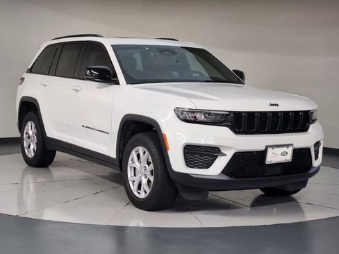 Used 2024 Jeep Grand Cherokee Altitude AWD/4WD image 6