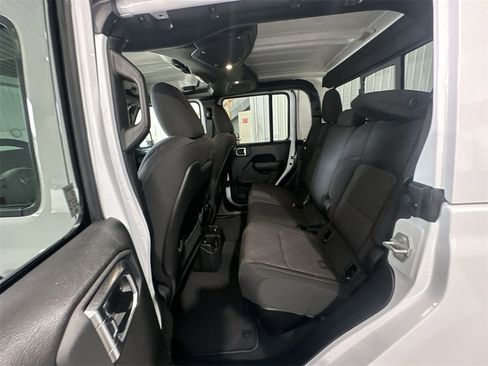 Used 2025 Jeep Gladiator Mojave image 12