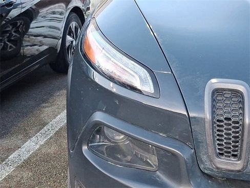 Used 2016 Jeep Cherokee Trailhawk image 4