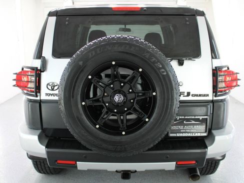 Used 2008 Toyota FJ Cruiser 2WD image 9