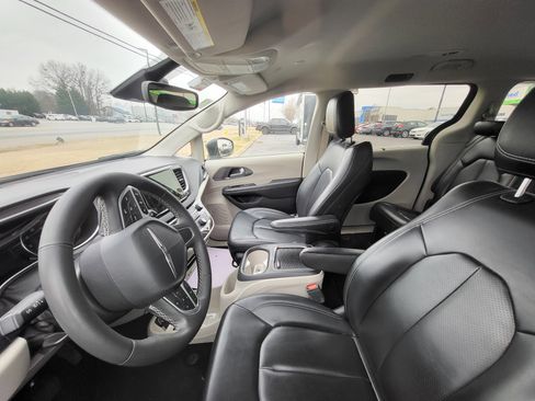 Used 2023 Chrysler Pacifica Touring-L image 10