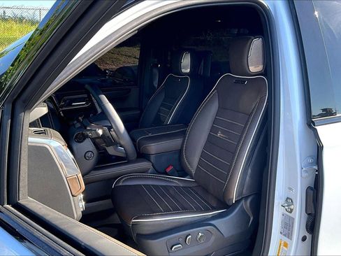 Used 2026 GMC Yukon XL Denali Ultimate w/ LPO, Illumination Package AWD/4WD image 16