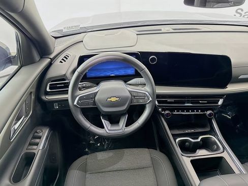 Used 2025 Chevrolet Traverse LT FWD image 24