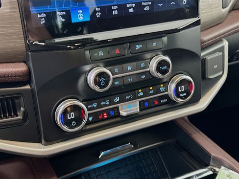 Used 2024 Ford Expedition Limited image 24