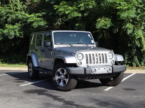 Used 2017 Jeep Wrangler Unlimited Sahara AWD/4WD image 2